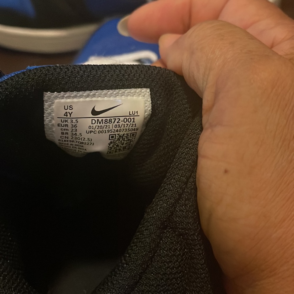 Nike size US4Y boy or girl unisex sneaker. Royal blue and black pre owned. - Picture 5 of 6